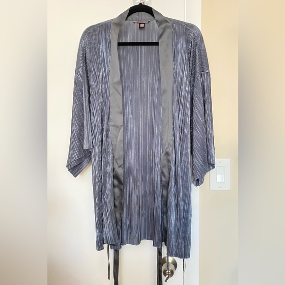 Victoria’s Secret Shimmery Pewter Color Robe Size XS - Picture 2 of 7